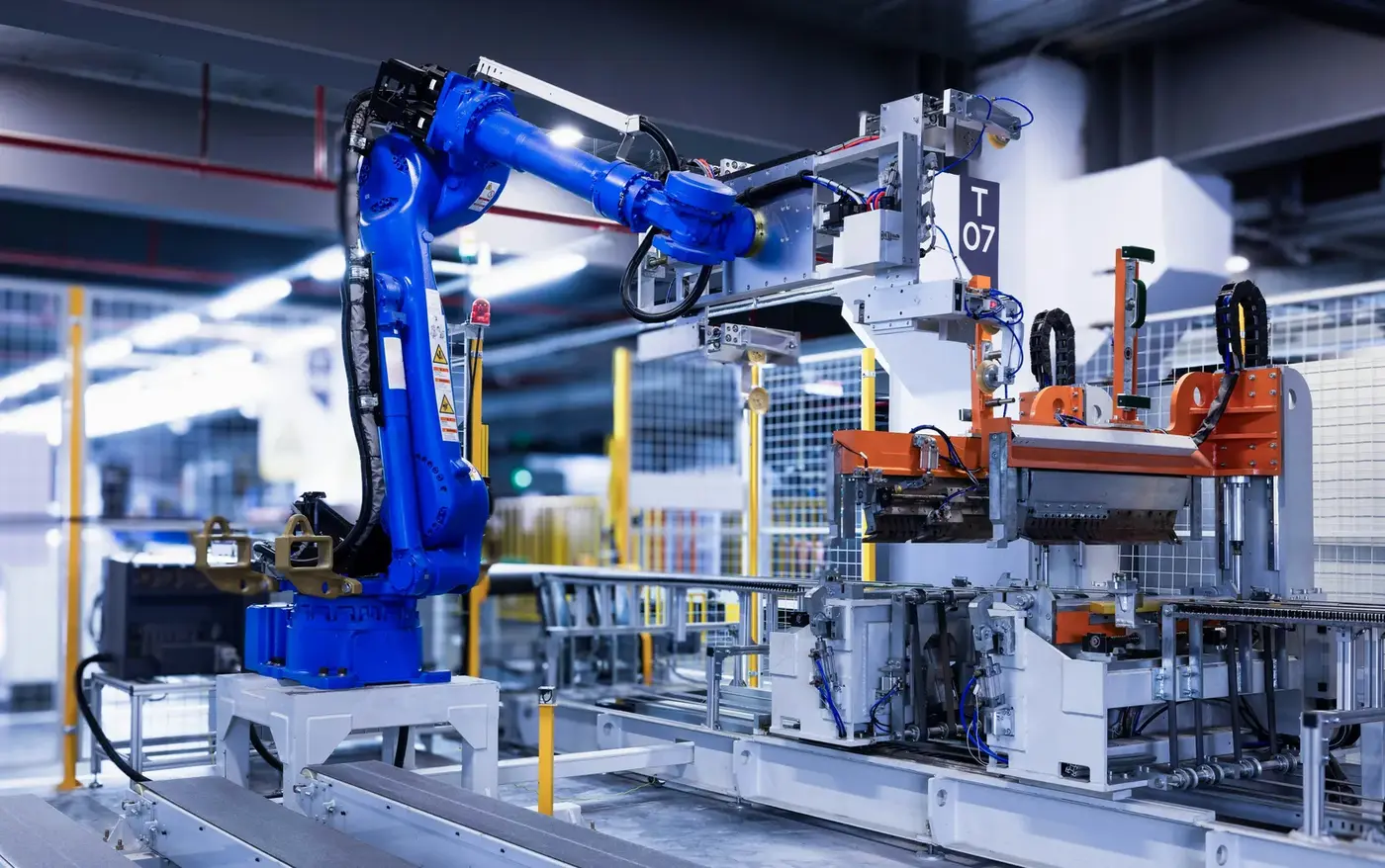 Industrieroboter in einer modernen Fertigungshalle
