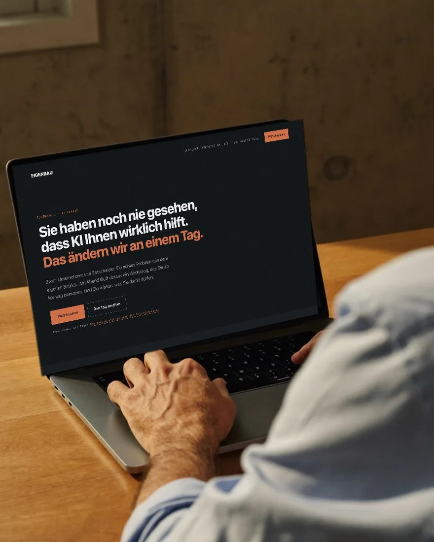 EIGENBAU-Workshop: Teilnehmer baut am Laptop ein eigenes Werkzeug